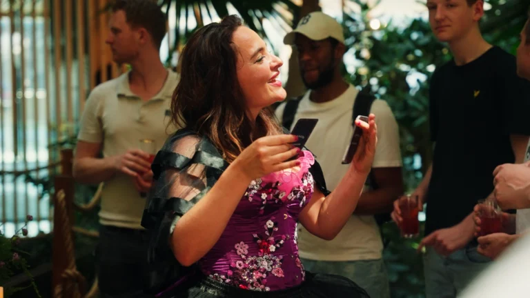 Waarzegster die een tarot kaart voorleest aan een omstander.